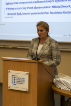 Pani Prorektor ds. studenckich dr hab. Urszula Patocka-Sigłowy, przemawia przy mównicy podczas zakończenia roku na Gdańskim Uniwersytecie Trzeciego Wieku