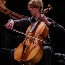 zdjęcie muzyka przy wiolonczeli
