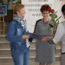 Pani Bogumiła Cegielska z GUTW  UG odbiera wyróżnienie za pracę  pt. „Impresje plenerowe”